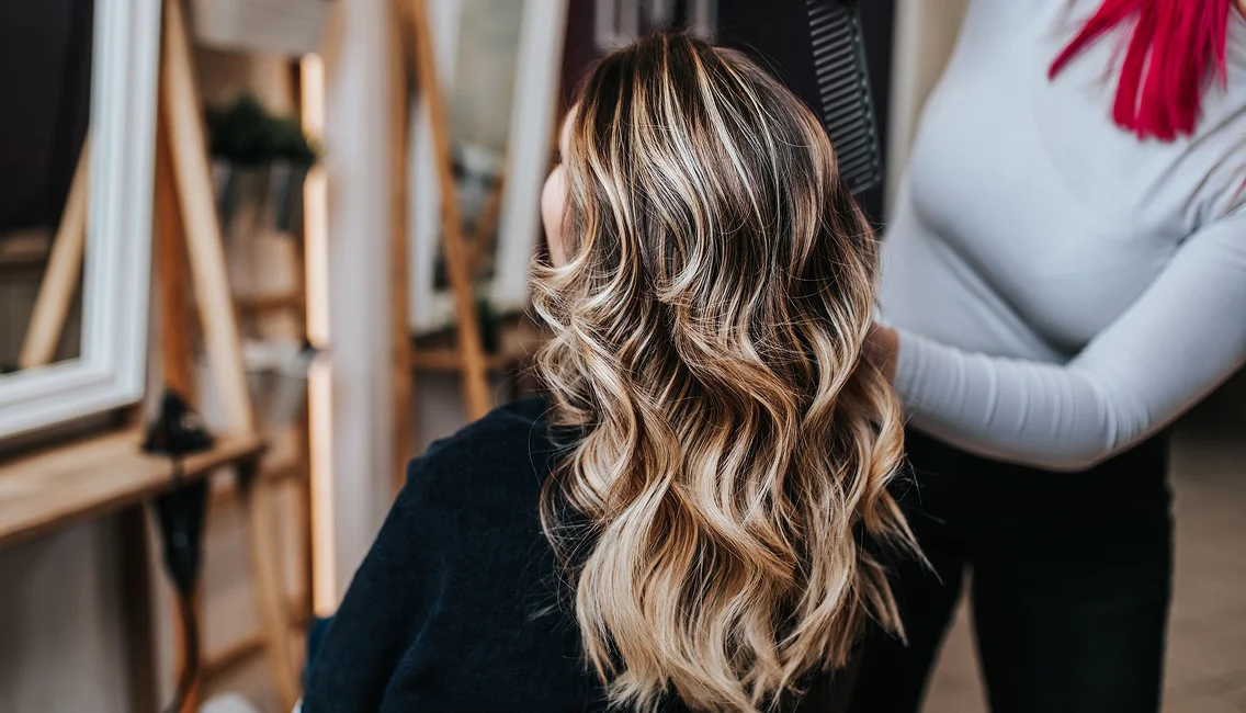 Client avec cheveux balayés bouclés, coiffeuse avec accents roses à Houdan dans les Yvelines 78