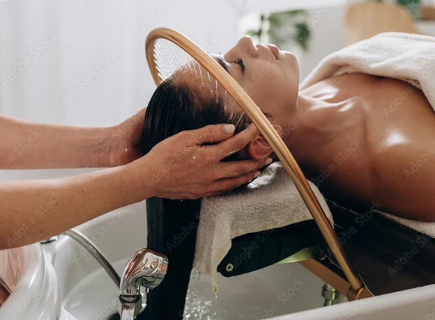 Femme recevant un lavage de cheveux professionnel, les mains massant la tête à Houdan dans les Yvelines 78